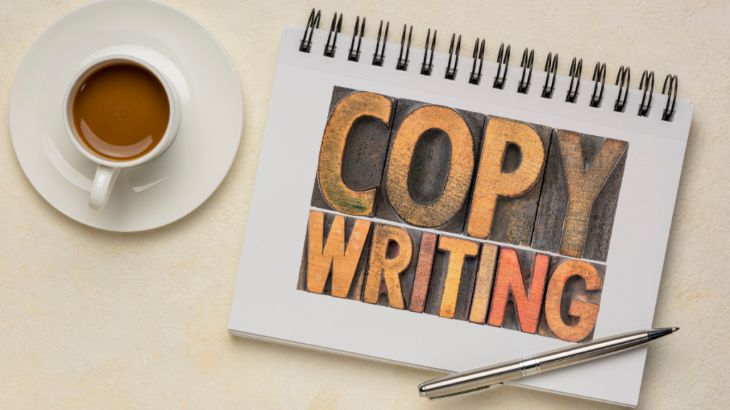 Caderno com a palavra copywriting ao lado de café, simbolizando a relação entre SEO e copywriting no empreendedorismo online.