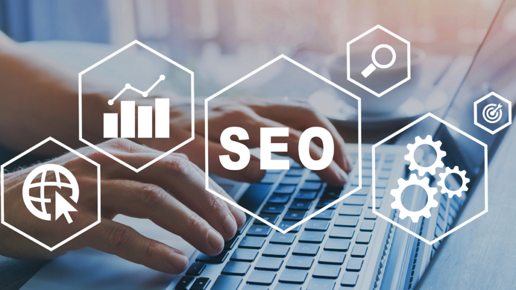 Close das mãos de uma pessoa digitando em um teclado branco, com ícones gráficos de "play" de vídeo sobrepostos na imagem.