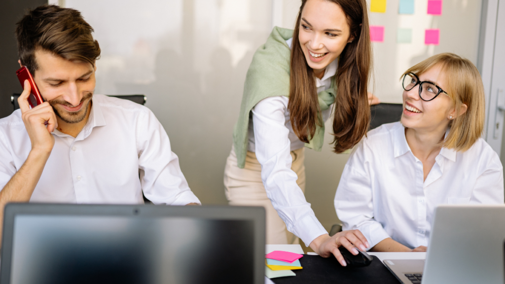 Profissionais em reunião sobre construção de autoridade digital e empreendedorismo online.