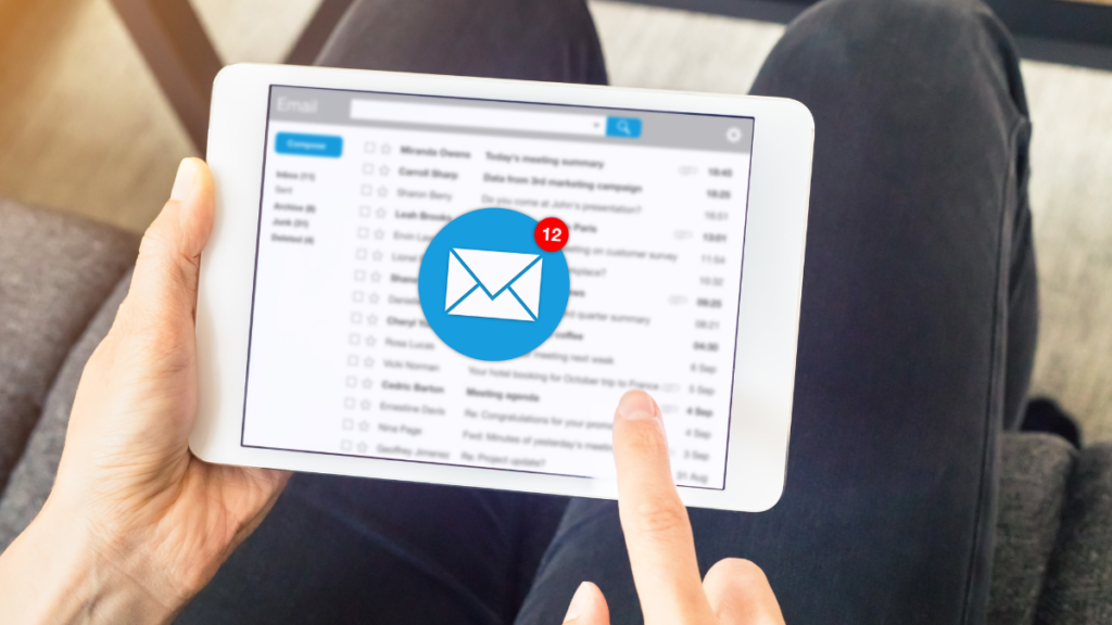Pessoa segurando tablet com gráfico de e-mail marketing aplicado ao empreendedorismo online.
