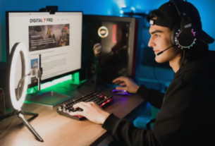 Gurus Dois jovens usando fones de ouvido em frente a computadores, jogando ou transmitindo online.