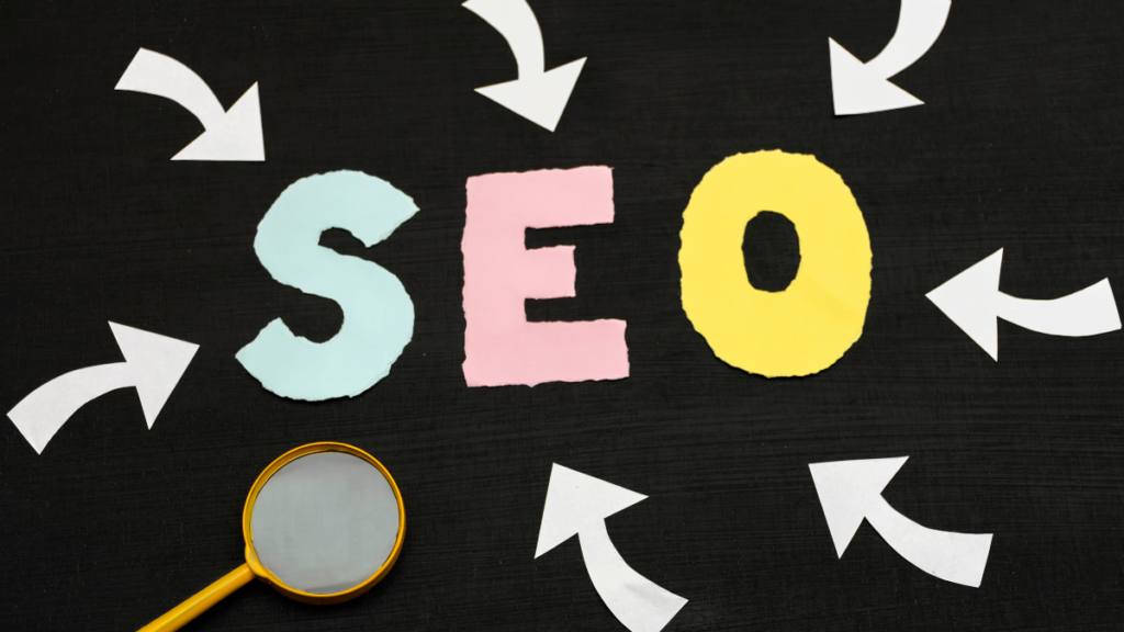 Ilustração colorida com a palavra SEO cercada por setas brancas apontando para o centro, simbolizando estratégias inteligentes e sustentáveis de otimização com inteligência artificial.