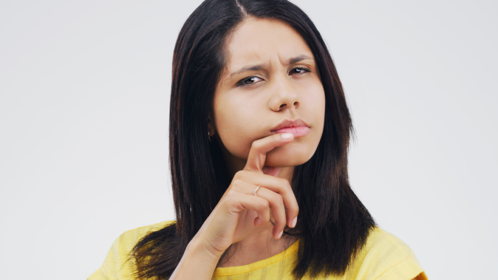 Pessoa refletindo sobre o que significa fazer SEO sem backlinks