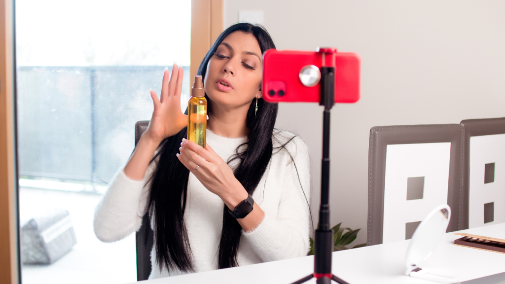 Pessoa segurando celular representando vídeos rápidos como formato mais consumido em 2026