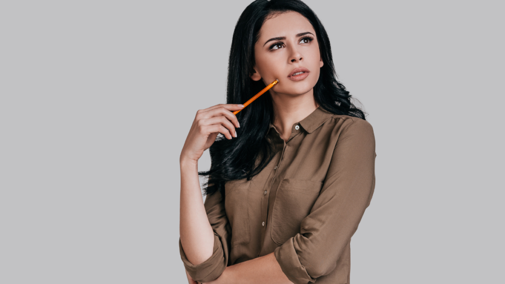 Pessoa representando pesquisa de palavras-chave nas redes sociais aplicada ao empreendedorismo online.