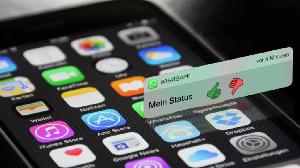 Tela de smartphone com ícones e notificações do WhatsApp representando vantagens da inteligência artificial aplicada em vendas