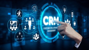 Interface digital com ícones de CRM representando automação de marketing no empreendedorismo online.