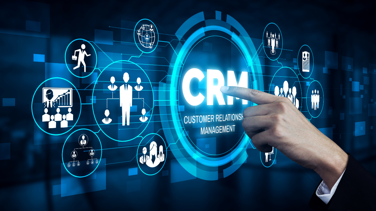 Interface digital com ícones de CRM representando automação de marketing no empreendedorismo online.