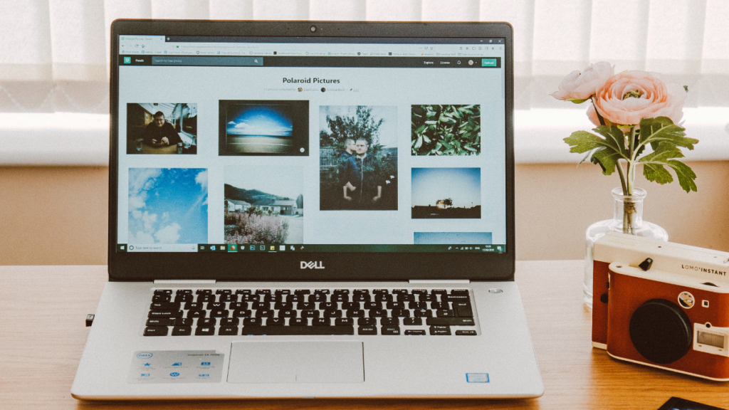 Laptop sobre mesa exibindo site aberto, representando blogs monetizados com Google AdSense como fonte de renda online.