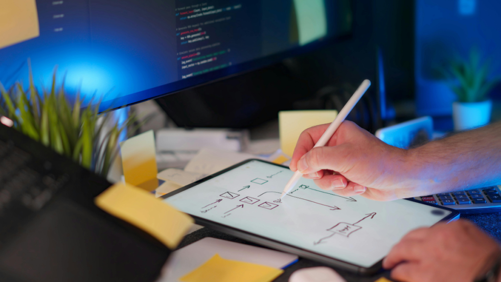 Livro sobre como desenvolver autoridade digital e empreendedorismo online em uma mesa com laptop.