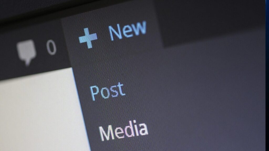 Close em uma tela de computador mostrando as opções de "Novo Post" em um painel administrativo, representando o início da criação de conteúdo digital.