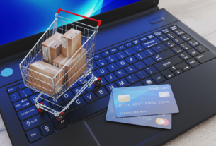 Laptop com teclado, notas de dólar e cartão de crédito representando fontes de renda extra online e oportunidades de ganhar dinheiro pela internet.