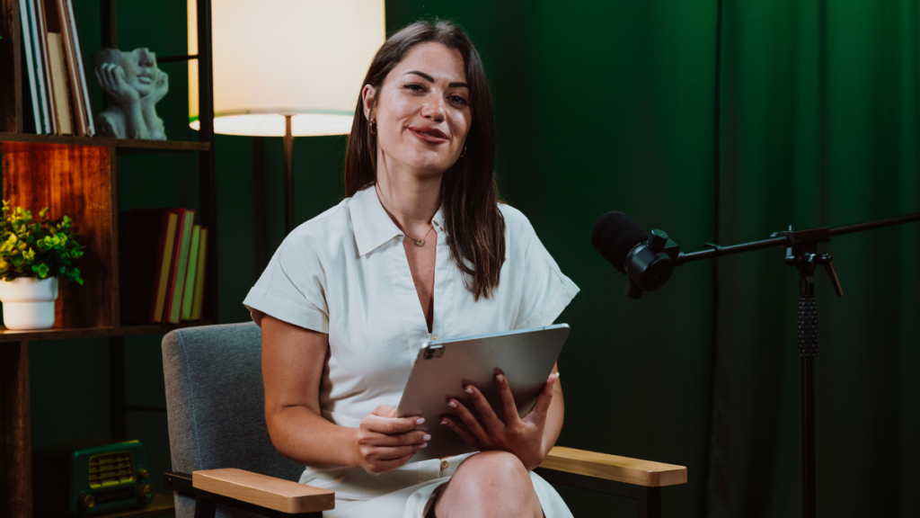 Pessoa falando ao microfone em estúdio de gravação, representando os Gurus na produção de infoprodutos.